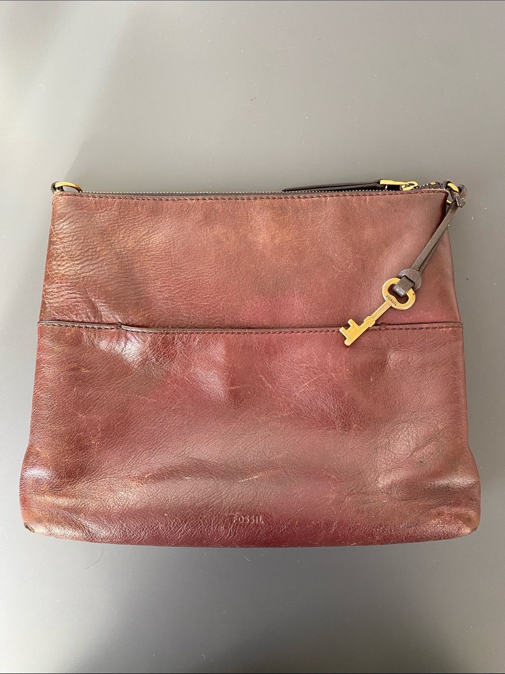 Y2K Fossil Leather Clutch with Logo Key Charm  Distressed Brown-Burgundy Boho